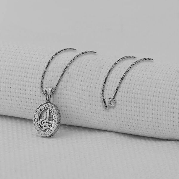 Mona Roza Kolye, Zincir, Künye