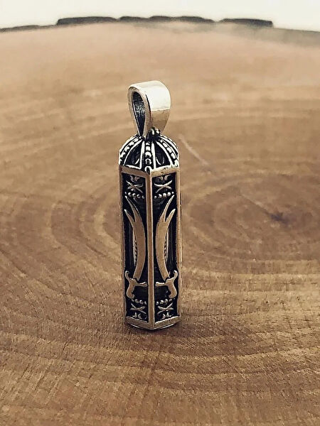 Mona Roza Kolye, Zincir, Künye