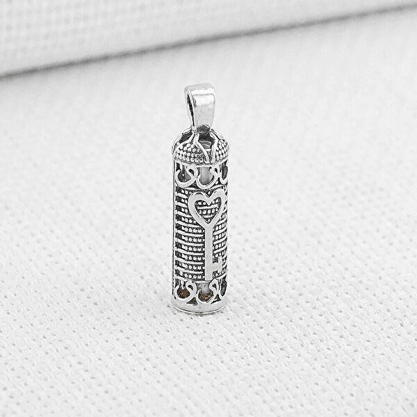 Mona Roza Kolye, Zincir, Künye