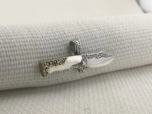 Mona Roza Kolye, Zincir, Künye