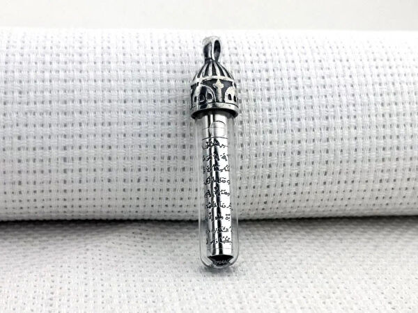 Mona Roza Kolye, Zincir, Künye