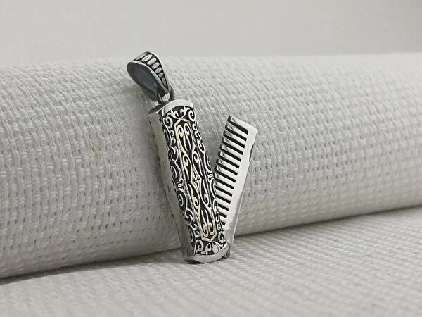 Mona Roza Kolye, Zincir, Künye