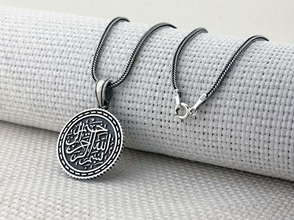 Mona Roza Kolye, Zincir, Künye