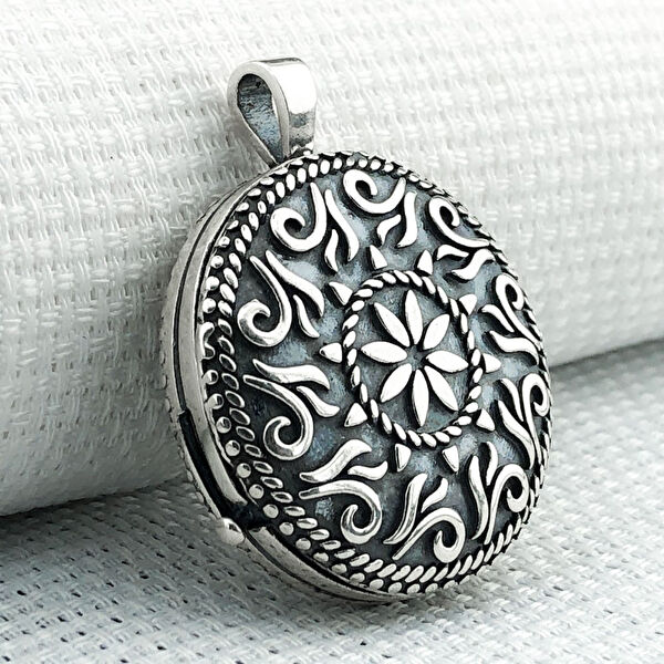 Takıhan Kolye, Zincir, Künye