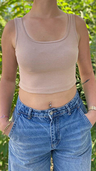 Afri Kadın Atlet, Body