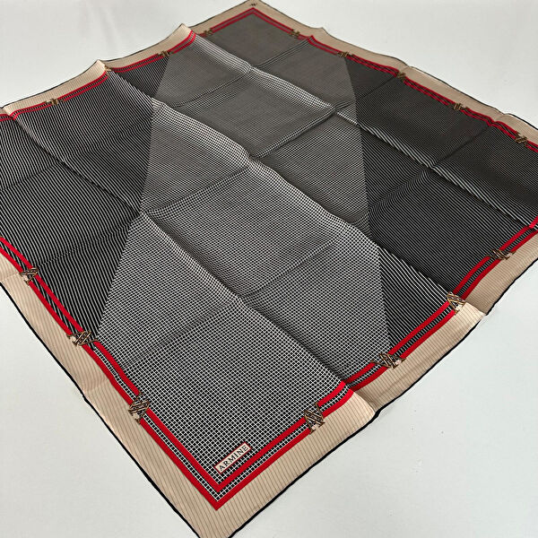 Armine Şal, Eşarp ve Aksesuarı