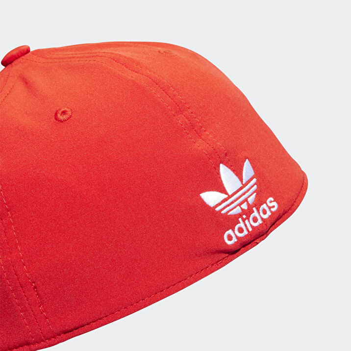 Sapka adidas dissuaded
